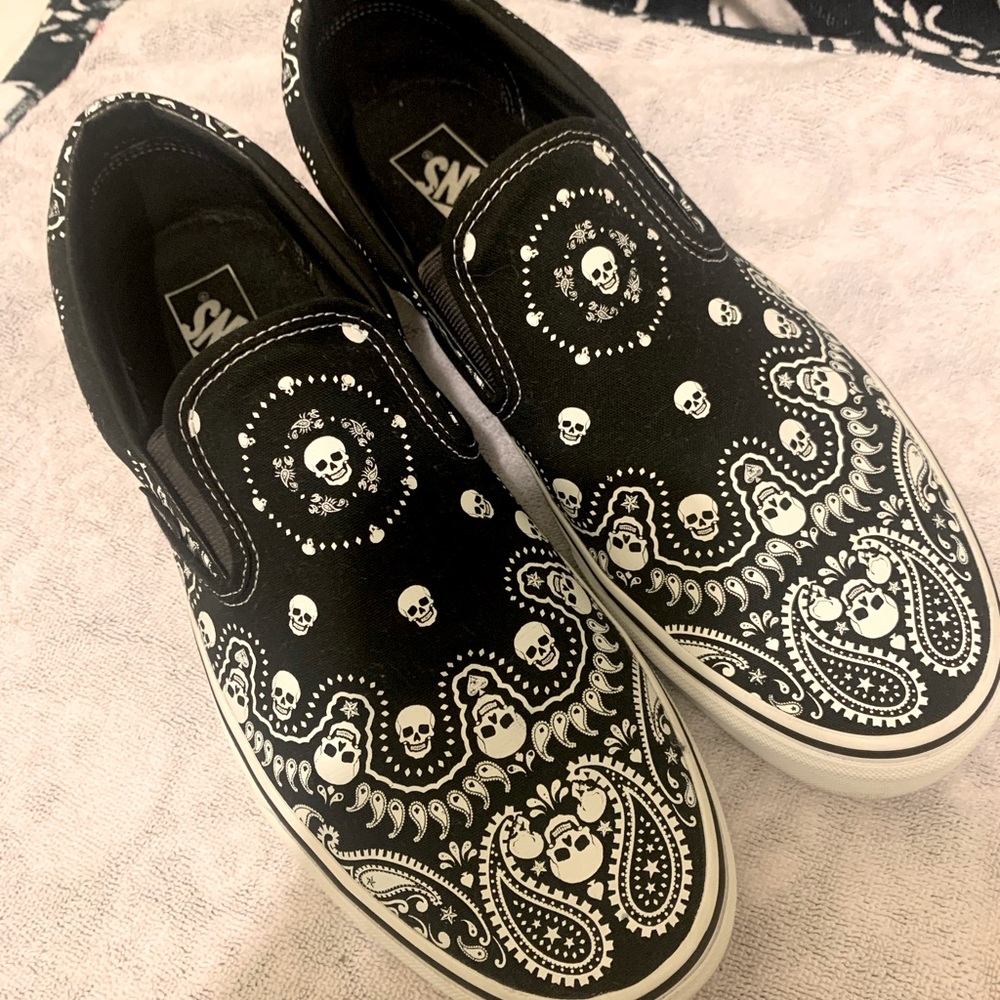 MENS VANS SKULL BANDANA SLIP ONS, LIKE NEW!